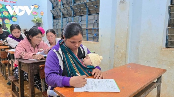 Clases de alfabetización dan esperanza a las minorías étnicas en zona fronteriza de Duc Co  - ảnh 2