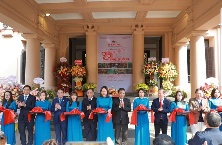 Celebran exposición en ocasión del 95 aniversario de la fundación del Partido Comunista de Vietnam - ảnh 1