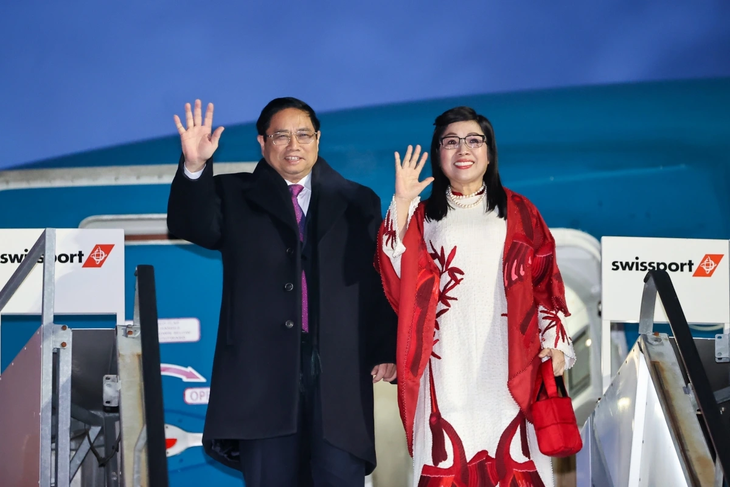 Primer Ministro de Vietnam llega a Suiza para participar en 55.ª Reunión de FEM  - ảnh 1