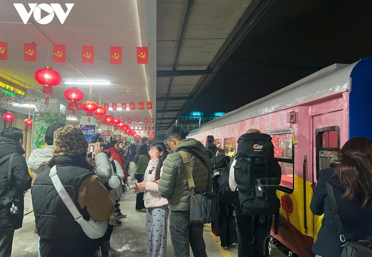 Más de 500 pasajeros celebran la Nochevieja en el “Tren de la Primavera - ảnh 1