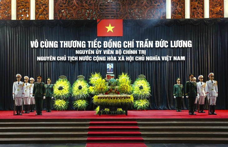 Realizan ceremonia de homenaje póstumo al ex presidente Tran Duc Luong  - ảnh 1