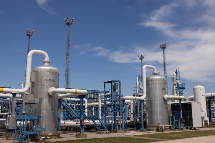 La UE prorroga hasta 2027 la obligación de mantener reservas de gas al 90 % antes del invierno - ảnh 1
