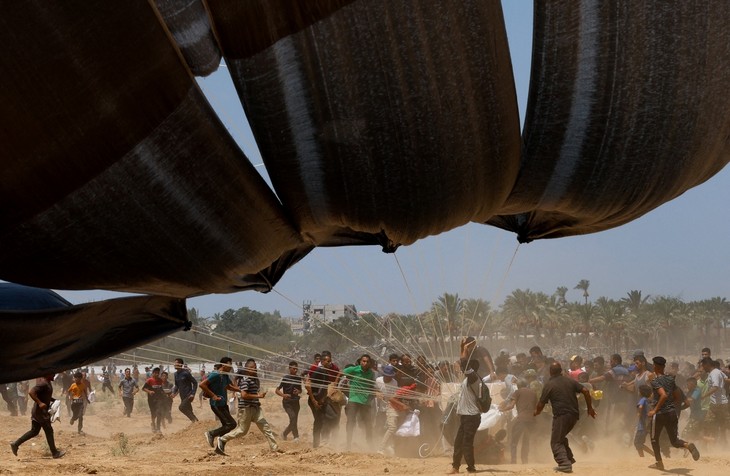 Israel permite la entrada de 370 camiones con ayuda humanitaria a la Franja de Gaza - ảnh 1