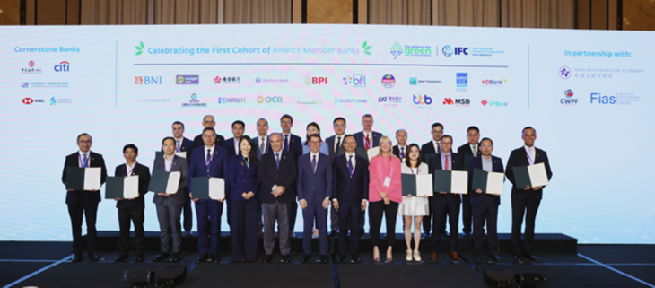 Cuatro bancos vietnamitas se incorporan a la red verde de IFC  - ảnh 1
