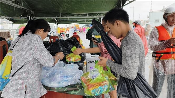 Garantizan suministro de artículos esenciales para población en zonas inundadas en Vietnam - ảnh 1