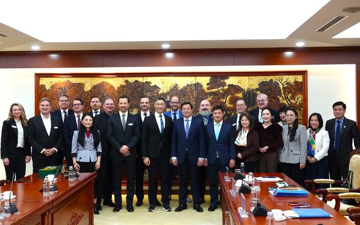 Empresas de Vietnam y Suiza refuerzan cooperación en infraestructura y economía verde - ảnh 1