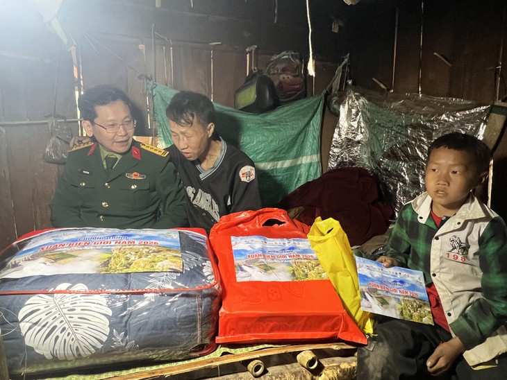 Programa humanitario por el Tet refuerza el vínculo entre el Ejército y el pueblo - ảnh 3