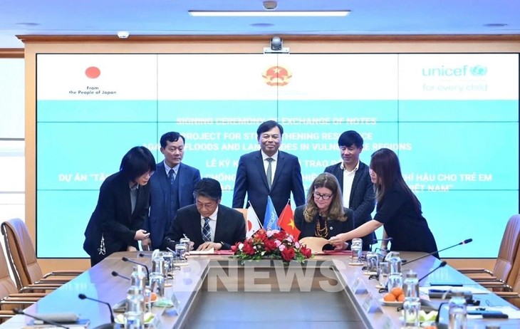 Japón y UNICEF refuerzan la cooperación para proteger a niños vietnamitas ante desastres naturales - ảnh 1