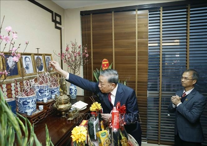 Secretario General del PCV rinde homenaje a ex dirigentes del Partido y del Estado - ảnh 1