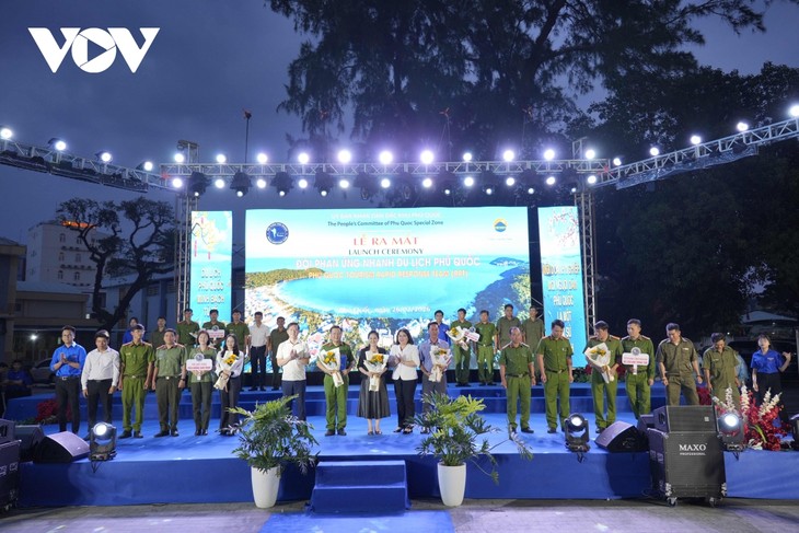 Phu Quoc presenta sistema de códigos QR multilingües y adopta un código de conducta turística - ảnh 1