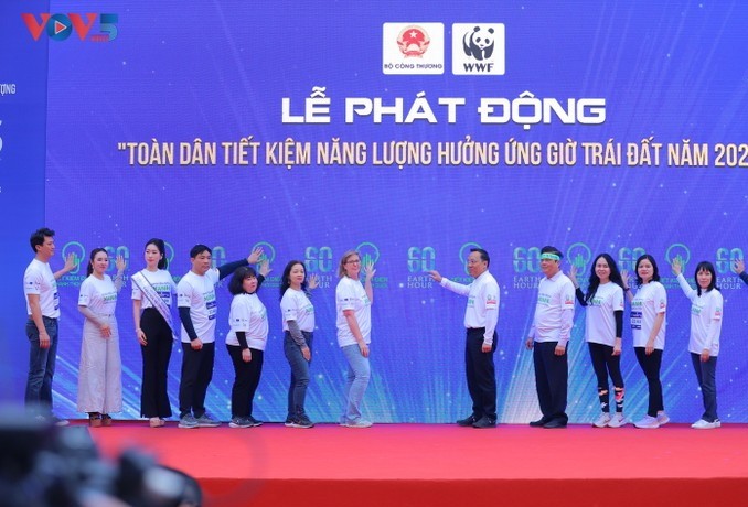 Jóvenes vietnamitas responden activamente a “La Hora del Planeta” 2026 - ảnh 1