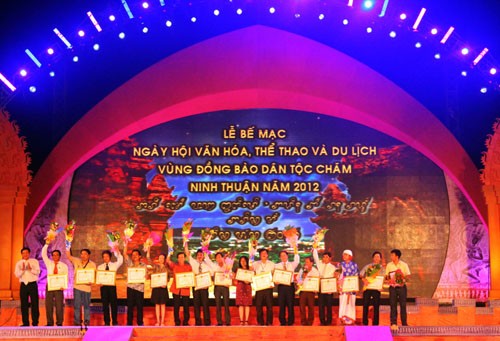 ปิดงานมหกรรมวัฒนธรรม การกีฬาและการท่องเที่ยวชนเผ่าจาม-NinhThuận 2012 - ảnh 1