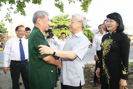 เลขาธิการใหญ่พรรค Nguyễn Phú Trọngตรวจราชการที่จังหวัดVĩnh :Long - ảnh 1