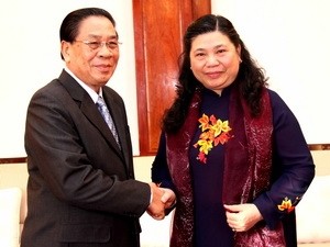 เลขาธิการใหญ่ ประธานประเทศลาวจุมมะลี ไซยสอน ให้การต้อนรับคณะผู้แทนระดับสูงเวียดนาม        - ảnh 1