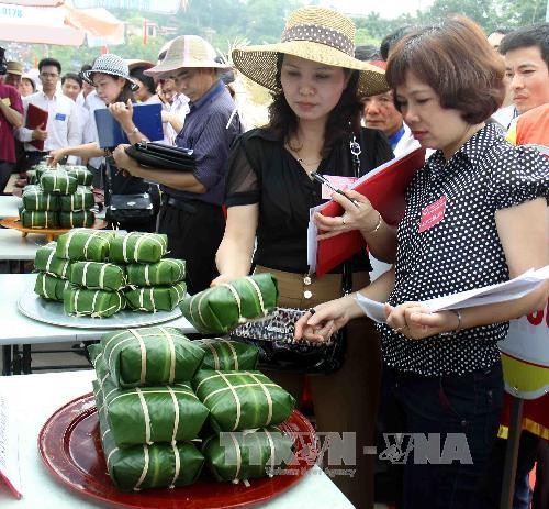 การประกวดทำขนมbánh chưng, bánh giầy เพื่อถวายในพิธีเซ่นไหว้บรรพกษัตริย์หุ่ง - ảnh 9