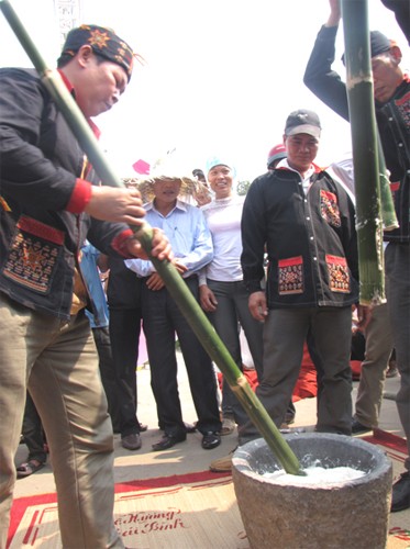 การประกวดทำขนมbánh chưng, bánh giầy เพื่อถวายในพิธีเซ่นไหว้บรรพกษัตริย์หุ่ง - ảnh 2