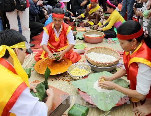 การประกวดทำขนมbánh chưng, bánh giầy เพื่อถวายในพิธีเซ่นไหว้บรรพกษัตริย์หุ่ง - ảnh 4