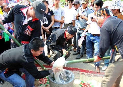 การประกวดทำขนมbánh chưng, bánh giầy เพื่อถวายในพิธีเซ่นไหว้บรรพกษัตริย์หุ่ง - ảnh 7