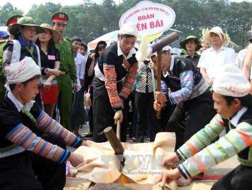 การประกวดทำขนมbánh chưng, bánh giầy เพื่อถวายในพิธีเซ่นไหว้บรรพกษัตริย์หุ่ง - ảnh 8