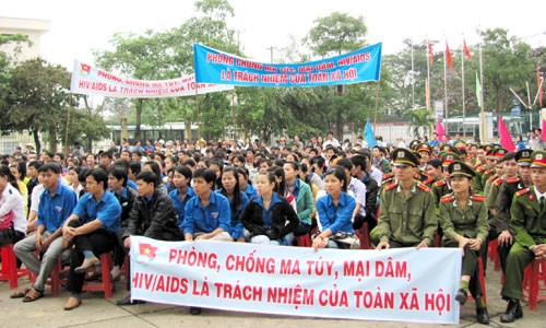 สถานการณ์ระบาดของโรคเอดส์ในเวียดนามยังคงมีการผันผวนอย่างซับซ้อน - ảnh 1