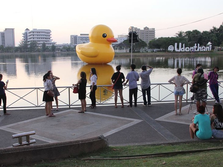 งานลอยกระทงที่อุดรธานี - ảnh 6