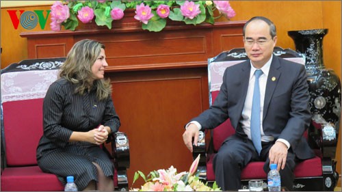 ประธานแนวร่วมปิตุภูมิส่วนกลางให้การต้อนรับประธานสถาบันคิวบามิตรภาพกับประชาชาติ - ảnh 1