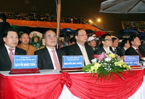 ประธานรัฐสภาเหงียนซิงหุ่งเข้าร่วมรายการกลับมาเยือนถิ่นกวานเหาะปี 2015 - ảnh 1