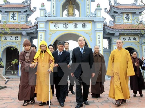 ประธานแนวร่วมปิตุภูมิเวียดนามเยือนและอวยพรพุทธสมาคมเวียดนาม - ảnh 1