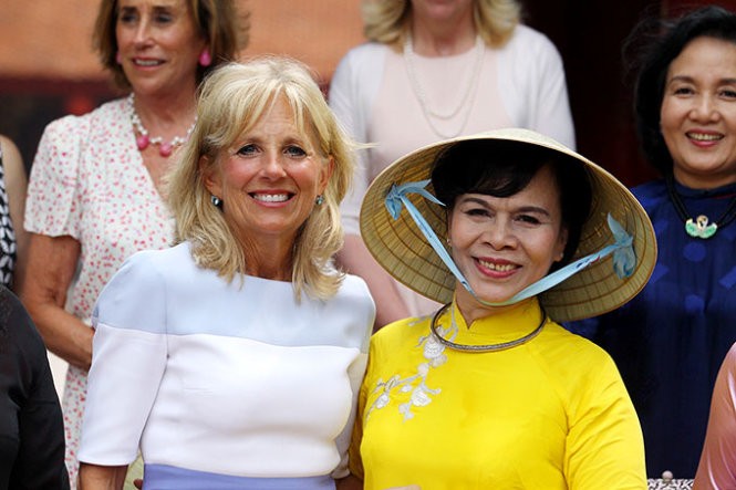 นาง Jill Biden ภริยาของรองประธานาธิบดีสหรัฐ โจไบเดน เยือนนครโฮจิมินห์ - ảnh 1