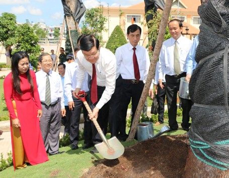 ประธานประเทศ จุดธูปณเขตอนุสรณ์สถานรำลึกนักกฎหมาย เหงียนหิวเถาะในลองอาน - ảnh 1