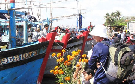 เรือประมงนับร้อยลำออกทะเลจับปลาในบริเวณหมู่เกาะเจื่องซาหรือสเปรตลีย์ - ảnh 1