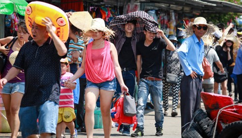 ท้องถิ่นต่างๆดึงดูดนักท่องเที่ยวเป็นจำนวนมากในช่วงวันหยุด 30 เมษายน - ảnh 1