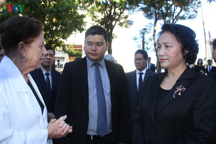 ประธานรัฐสภา เหงียนถิกิมเงิน ไปวางพวงมาลา ณ อนุสาวรีย์โฮจิมินห์ในประเทศคิวบา - ảnh 1