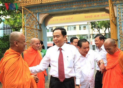 ประธานแนวร่วมปิตุภูมิเวียดนามอวยพรชนเผ่าเขมรในนครเกิ่นเทอในโอกาสฉลองเทศกาลโจลชนัมทาเมย - ảnh 1