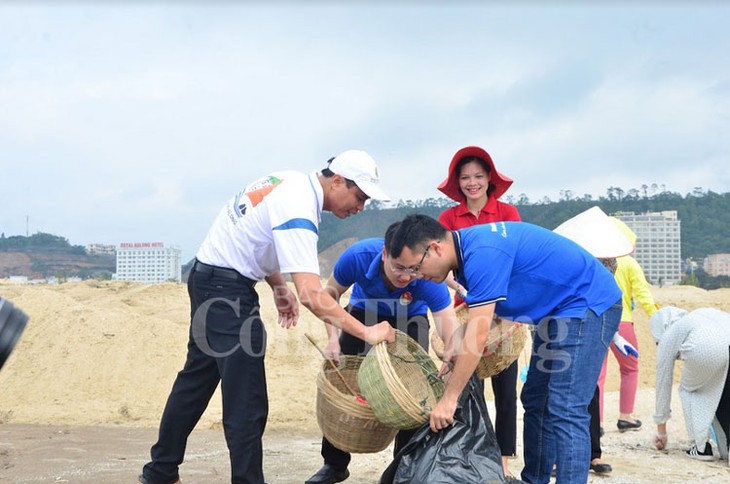 จังหวัดกว๋างนิงห์เปิดการรณรงค์ทำความสะอาดชายหาดอ่าวฮาลอง - ảnh 1