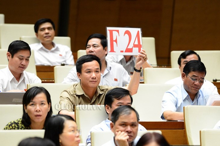 ผู้มีสิทธิ์เลือกตั้งชื่นชมผลการตั้งและตอบกระทู้ถามในการประชุมสภาแห่งชาติครั้งที่ 5 สมัยที่ 14 - ảnh 1