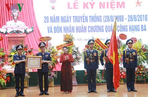 ประธานสภาแห่งชาติ เหงียนถิกิมเงิน เข้าร่วมพิธีฉลองครบรอบ 20 ปีวันก่อตั้งตำรวจทะเลเวียดนาม - ảnh 1