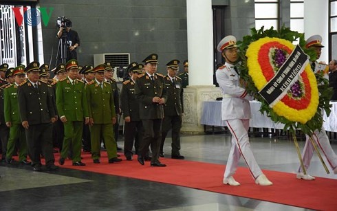 พิธีเคารพศพประธานประเทศ เจิ่นด่ายกวาง - ảnh 10