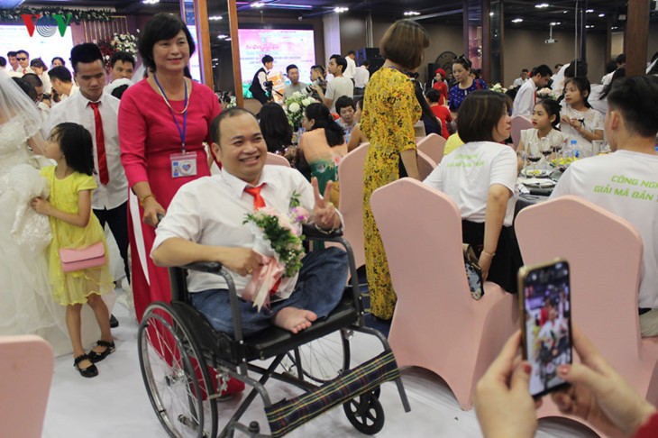 ความฝันได้สวมใส่ชุดแต่งงาน สามีภรรยาที่มีความบกพร่องทางสายตาเดินทางนับร้อยกิโลเมตรมากรุงฮานอยเข้าร่วมงานแต่งงานหมู่ - ảnh 4