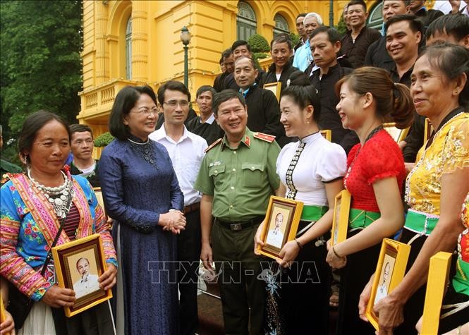 รองประธานประเทศ ดั่งถิหงอกถิ่ง ให้การต้อนรับคณะผู้แทนกำนันผู้ใหญ่บ้านและผู้ที่ได้รับการนับถือในจังหวัดลายโจว์ - ảnh 1