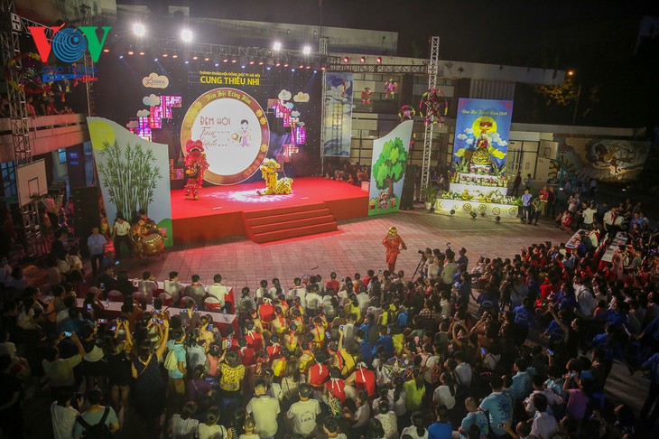 งานราตรีสารทไหว้พระจันทร์ที่เต็มไปด้วยรอยยิ้มของเด็ก - ảnh 1