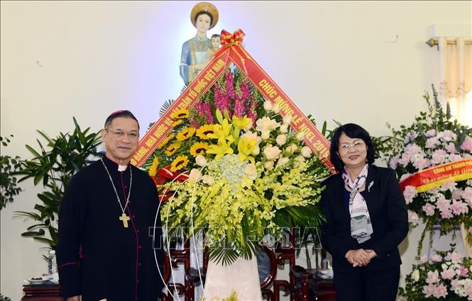 รองประธานประเทศ ดั่งถิหงอกถิ่ง อวยพรในโอกาสฉลองงานเทศกาลคริสต์มาส ณ สำนักอาร์คบิชอป บุ่ยจู - ảnh 1