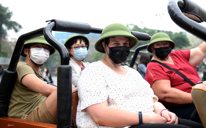 ท้องถิ่นต่างๆปฏิบัติมาตรการป้องกันและรับมือการแพร่ระบาดของโรคโควิด-19 อย่างเข้มงวด - ảnh 1