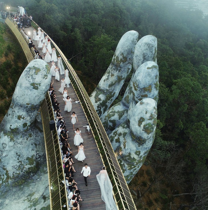 Cau Vang หรือสะพานทองที่ Ba Na Hills นครดานัง ติดรายชื่อสะพานที่สวยที่สุดในโลก - ảnh 5