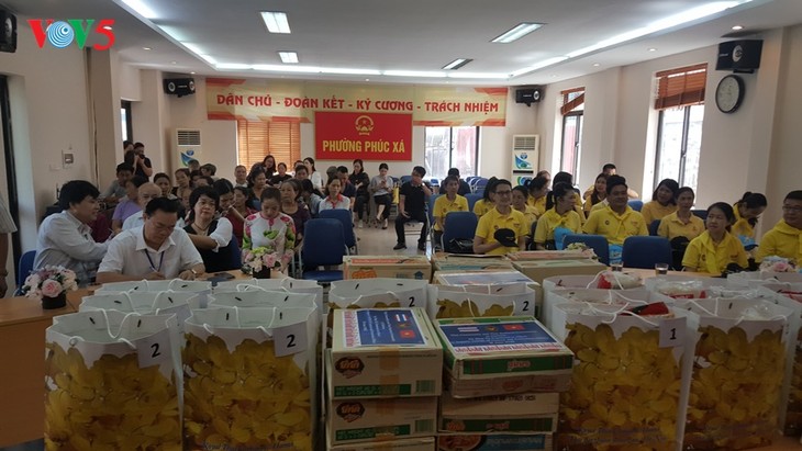 สถานทูตไทย ณ กรุงฮานอย ทีมประเทศไทยและภาคเอกชนมอบสิ่งของบรรเทาทุกข์ให้แก่ผู้ที่มีฐานะยากจนที่ได้รับผลกระทบจากโรคโควิด-19 ในแขวง ฟุกซ้า เขตบาดิ่งห์ กรุงฮานอย - ảnh 9