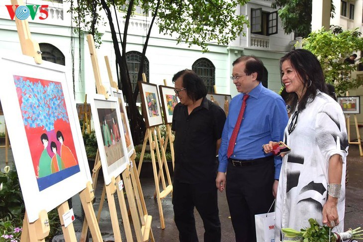 งานนิทรรศการภาพวาดของจิตรกรร่วมสมัยเวียดนามในช่วงปฏิบัติการเว้นระยะห่างทางสังคม - ảnh 7