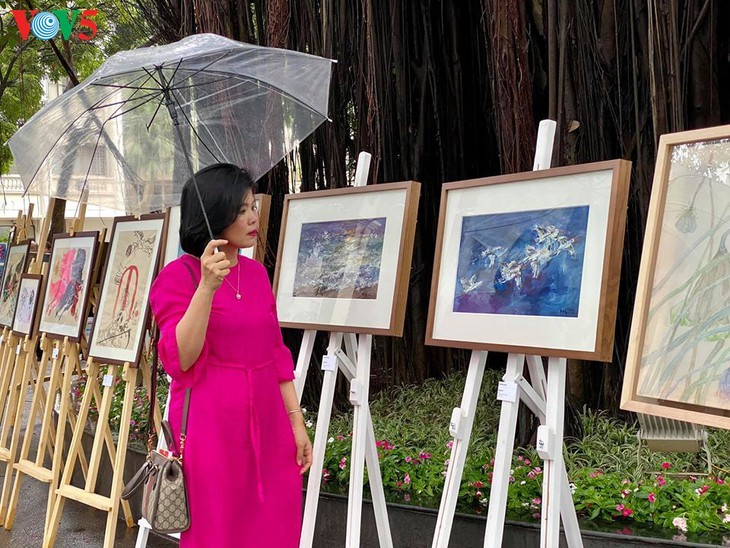 งานนิทรรศการภาพวาดของจิตรกรร่วมสมัยเวียดนามในช่วงปฏิบัติการเว้นระยะห่างทางสังคม - ảnh 8