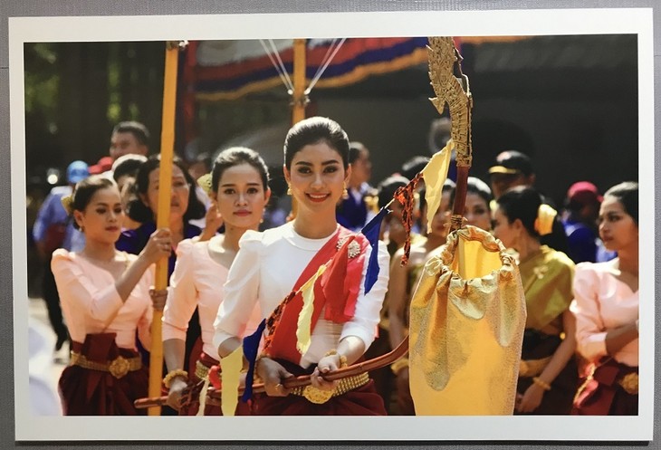 งานนิทรรศการชุดพื้นเมืองของประเทศสมาชิกอาเซียน - ảnh 24