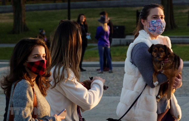 ทั่วโลกมีผู้ติดเชื้อโรคโควิด-19 กว่า 72.6 ล้านราย ในขณะที่เวียดนามมีผู้ติดเชื้อสะสมอยู่ที่ 1,402 ราย - ảnh 1