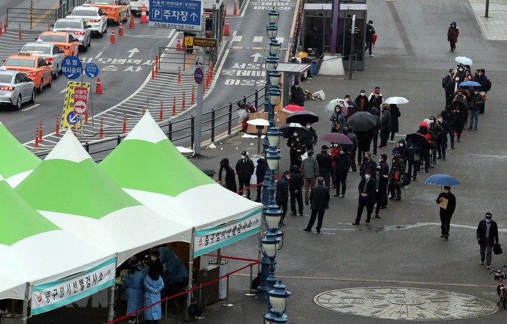 โรคโควิด-19 ทำให้มีผู้เสียชีวิตกว่า 2.2 ล้านรายในทั่วโลก - ảnh 1